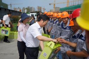 市委副書記、市長錢三雄等一行慰問奮戰在高溫一線建設工人